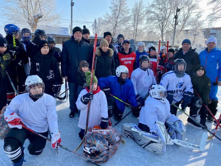 Read more about the article Дворовая хоккейная команда «Сокол» получила в подарок долгожданную экипировку.